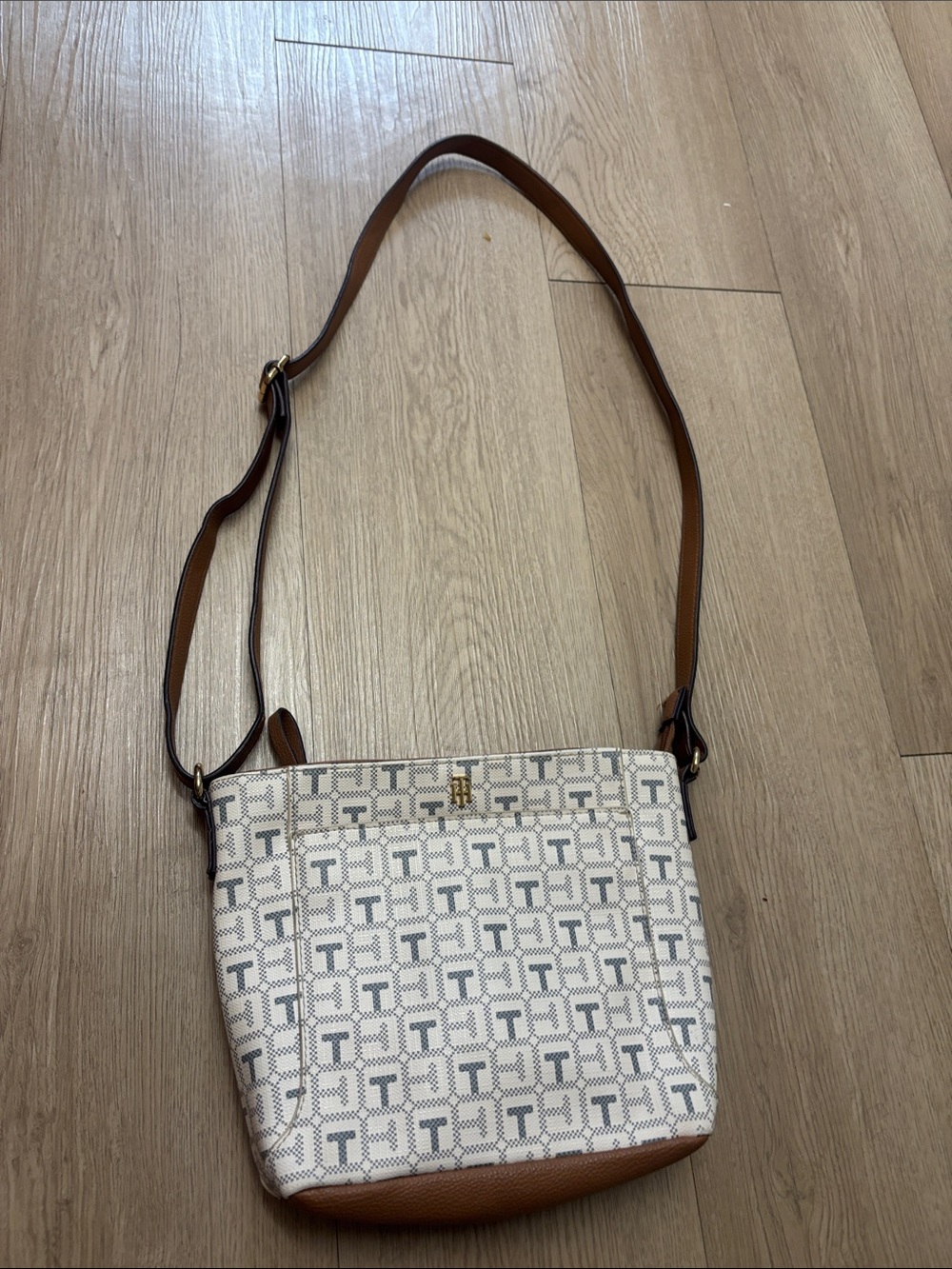 TOMMY HILFIGERS White Pattern Crossbody Bag with Brown Trim